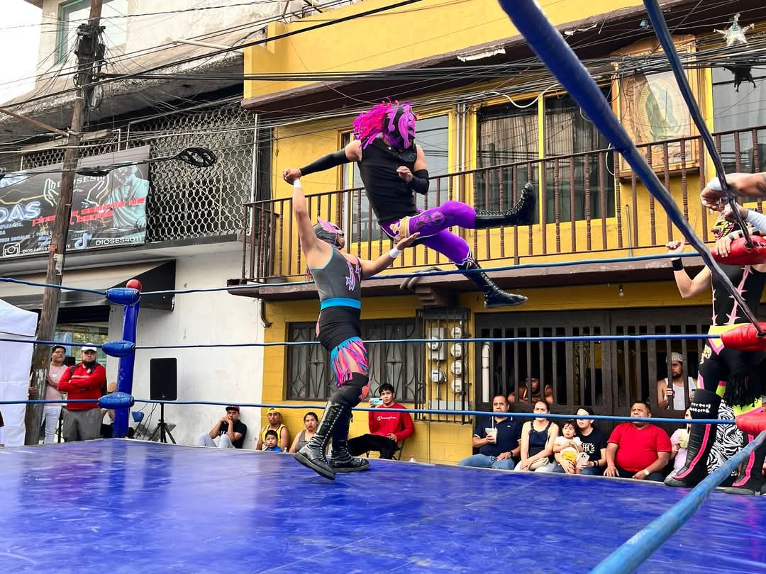LaTijeraLucha's tweet image. Arranca la gran función de lucha libre gratuita por la inauguración de #LaFresadaDeNeza ubicada en calle Mariquita Linda esquina  Av. Chimalhuacán,donde la tercia técnica de #Acustico, #PequeñoDiagonal y #ReyPlatino vencen a los rudos #MonstherExtreme, #KingTalaxis y #EvilBlack