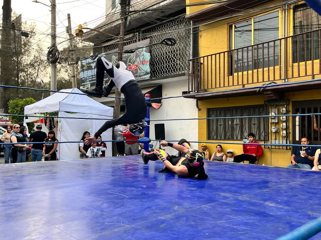 LaTijeraLucha's tweet image. Arranca la gran función de lucha libre gratuita por la inauguración de #LaFresadaDeNeza ubicada en calle Mariquita Linda esquina  Av. Chimalhuacán,donde la tercia técnica de #Acustico, #PequeñoDiagonal y #ReyPlatino vencen a los rudos #MonstherExtreme, #KingTalaxis y #EvilBlack