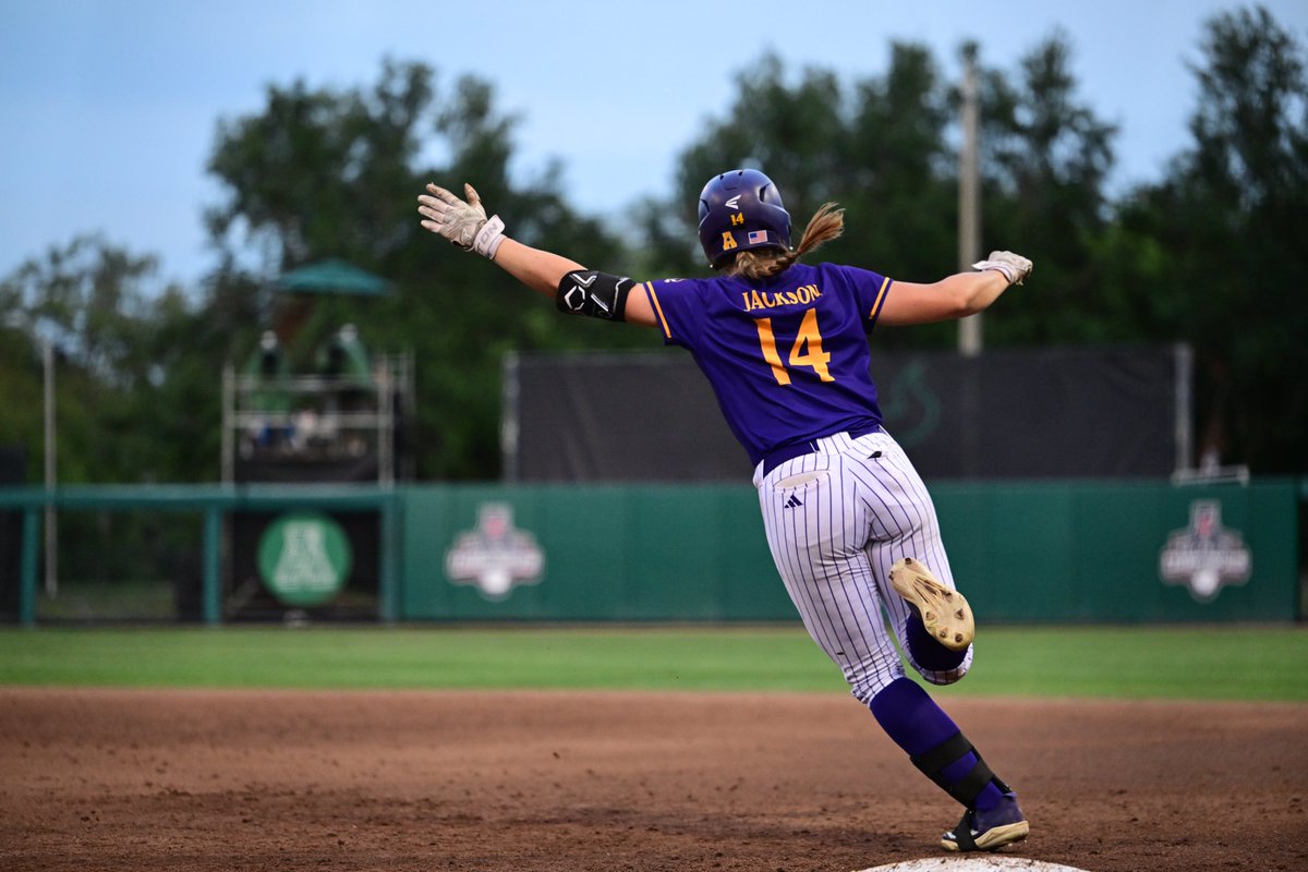 Emma Jackson ties up the game and breaks the record for single season homeruns at the same time! 🔥🔥🔥

B3| ECU:1 MEM: 1

#GoPirates #WeBelieve