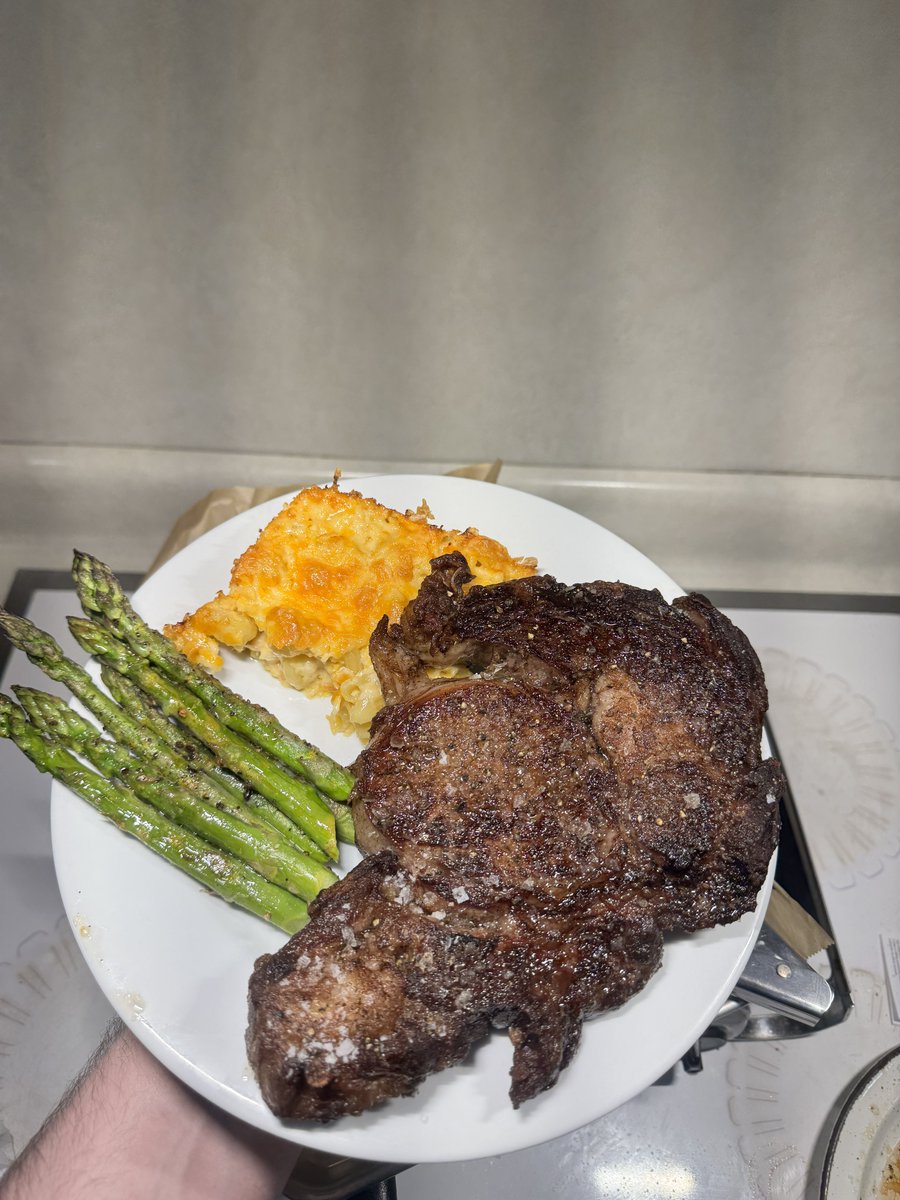 jamal lick the CHEEK (@jamallicktheche) on Twitter photo eating a 1.5 lb ribeye with asparagus and macaroni and cheese since it’s my birthday or whatever eating a 1.5 lb ribeye with asparagus and macaroni and cheese since it’s my birthday or whatever