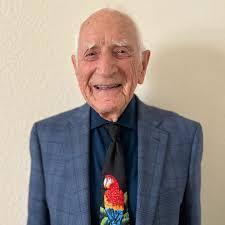 102歲營養學教授 分享7長壽秘訣

在加州洛馬林達大學(Loma Linda University)擔任營養學兼職教授的沙芬柏格已高齡102歲，依然生機勃勃，心智敏銳，到世界各地旅行，自己開車。近日他分享自己長壽的秘訣，認為自己能活上百歲，與基因無關，全憑七項簡單的生活習慣。

worldjournal.com/wj/story/12161…