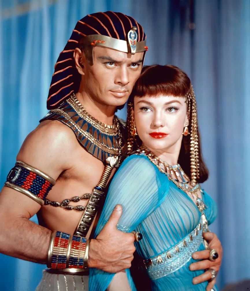 <3 Happy Heavenly Birthday to...

ANNE BAXTER {May 7, 1923 ~ December 12, 1985}

[Pictured here with Yul Brynner in "The Ten Commandments", 1956]