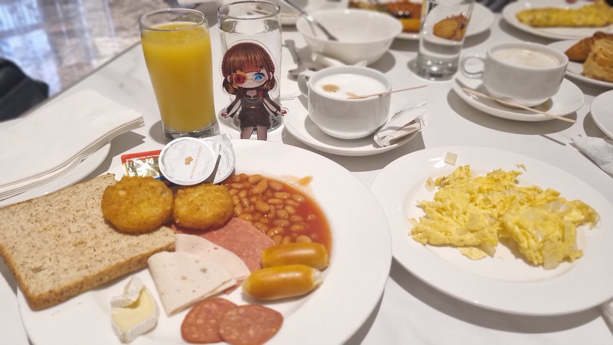 Sarapan di hotel emang banyak pilihan sayangnya mahal. Dan ini jenis sarapan yg mommy demen. Bosen? Enggak selama enak dan mengenyangkan. 

Selamat pagi, jgn lupa sarapan ya ☕️🥰💕

#chocojalanjalan
#chocopegipegi