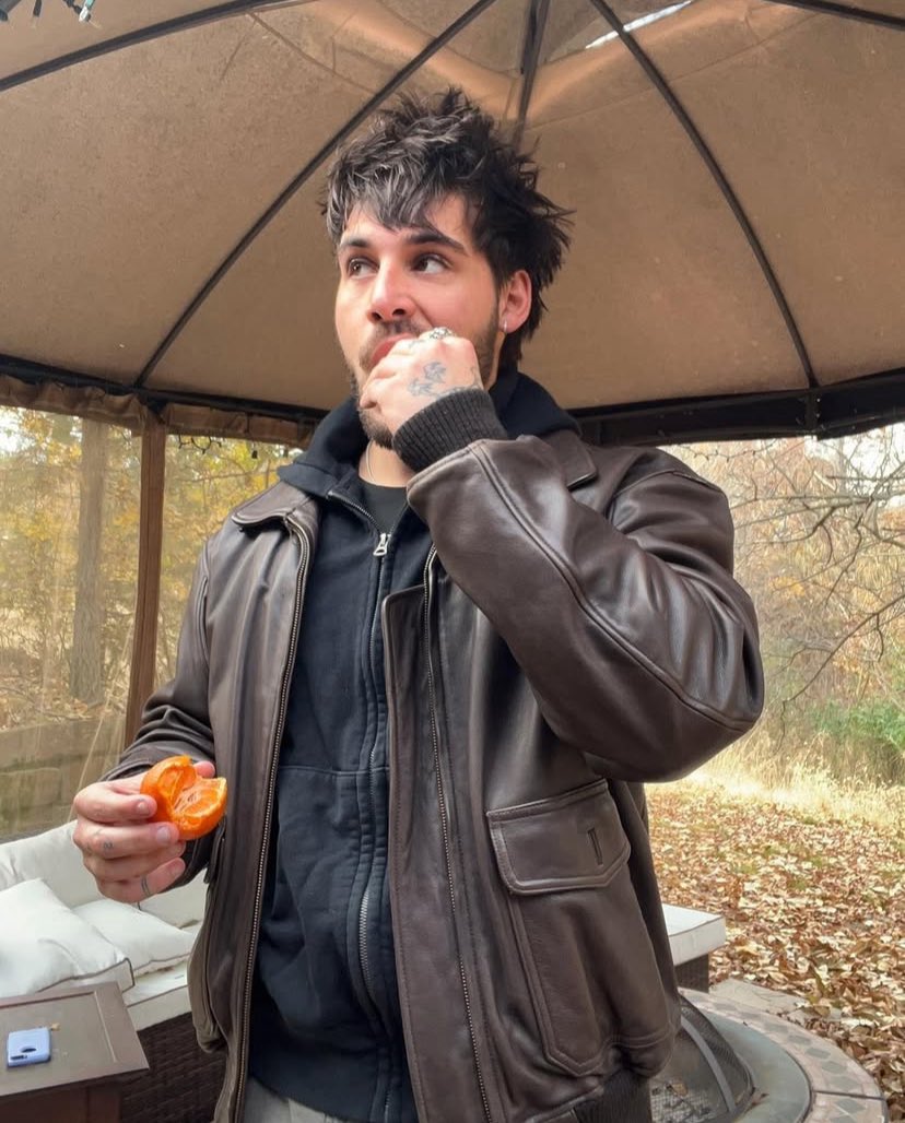 es otoño,
                       o algo.  
                     ⠀⠀⠀⠀⠀