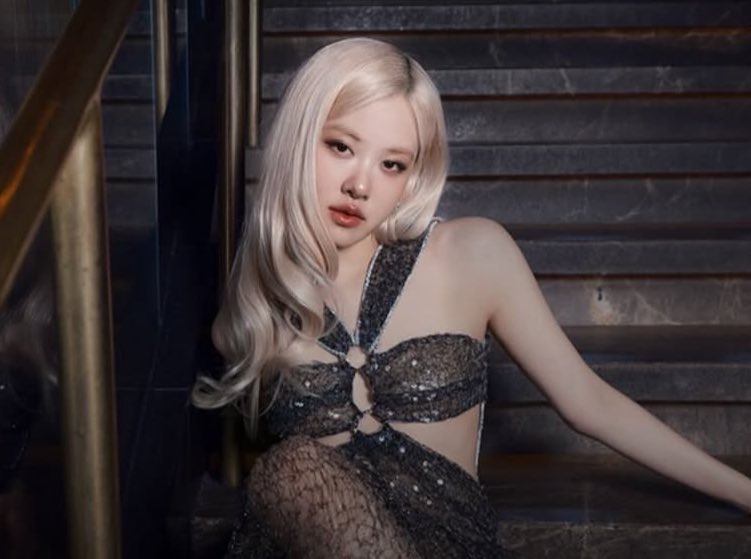 RoseGlobalUnion's tweet image. #RGU_Reminder | MESSY iTunes Purchase
 
For Billboard tracking, please hold off buying MESSY on iTunes until 12:00 AM EST

Here's why it's important:
Billboard's tracking week runs from Friday 12:00 AM EST to Thursday 11:59 PM EST.

If fans start buying an album or single before…