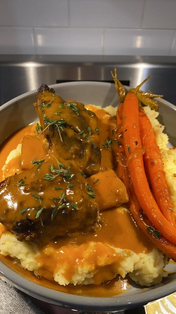homevsfastfood's tweet image. [homemade] braised short ribs over mashed potatoes and roasted carrots.
👉 homecookingvsfastfood.com
#homemade #braisedshortribs #mashedpotatoes #roastedcarrots #comfortfood #homecooking #food #recipes #foodpic #foodie #foodlover #cooking #hungry #goodfood #homecookingvsfastfood