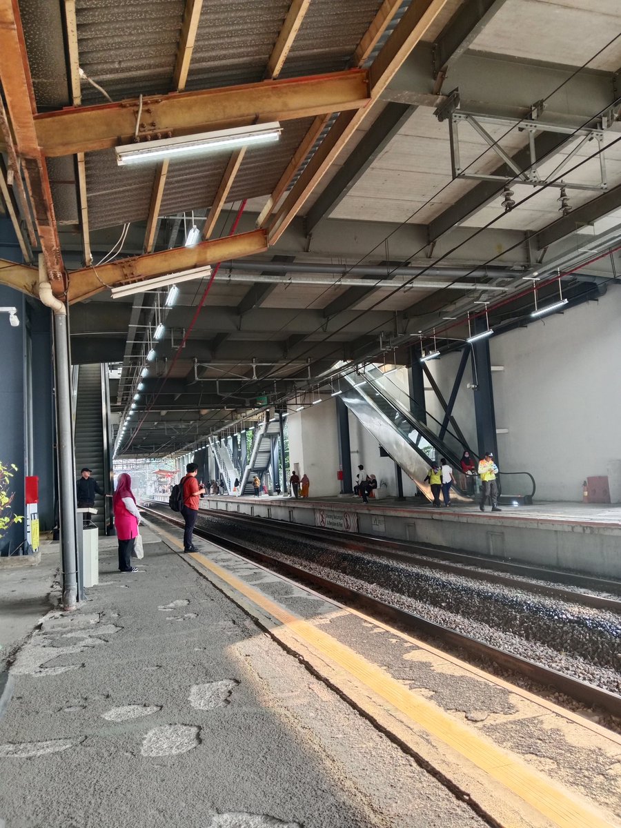 AnandaCitro's tweet photo. Stasiun tanjung barat mulai berlakukan akses baru stasiun di lt. 2 barat bangunan baru via lantai 2 https://t.co/ByBHqoqEC3