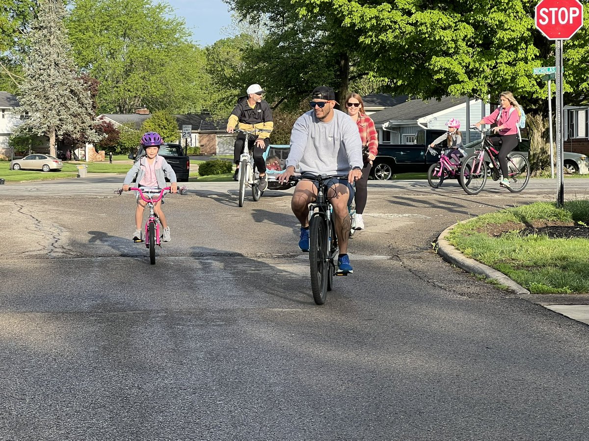 Dr. Kimberly Halley (@halleykimberly) on Twitter photo 🚲What a fun way to start the morning! <a href="/CESTigerPride/">Circleville ES</a> parents and students from the neighborhood rode their bicycles to school. Thanks to SRO Deputy McIntyre and <a href="/CirclevillePD/">Circleville Police</a> for their safety assistance! 🚲What a fun way to start the morning! <a href="/CESTigerPride/">Circleville ES</a> parents and students from the neighborhood rode their bicycles to school. Thanks to SRO Deputy McIntyre and <a href="/CirclevillePD/">Circleville Police</a> for their safety assistance!
