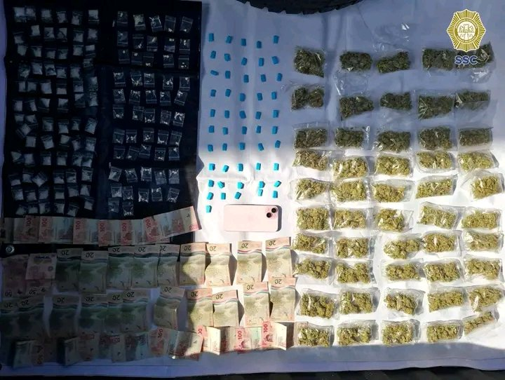 Guard1aNac1onal's tweet photo. Chacalona y bellaka, atoran a Sherlyn N, integrante de "La Unión Tepito" con drugs y dinero en efectivo.

@OfldeCuartel @Libro_negro_ @blogdelnarcomex @luznoticiasmx https://t.co/o5GT32NaMT