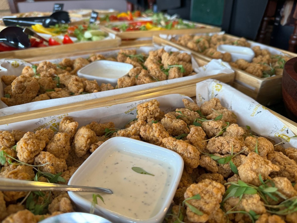 ✨ Effortless Catering, Big Flavour! ✨
From weddings to birthday celebrations, our Cold Buffet Catering is the perfect choice for any event. 🍽️💫
🍗 Crispy Southern Fried Chicken with Creamy Ranch Sauce
🥕 Fresh Vegetable Crudités with Smooth Houmous