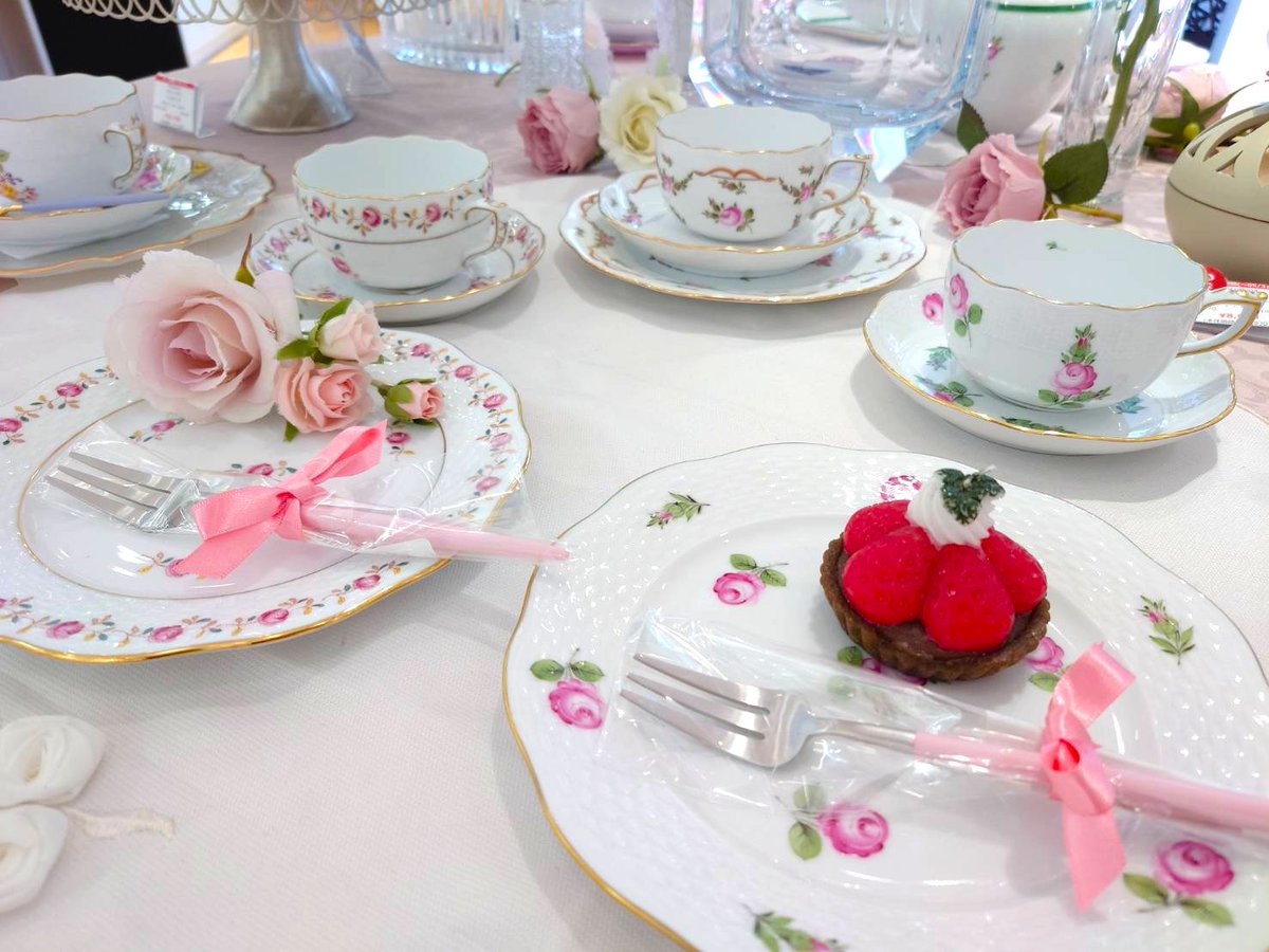 久しぶりの投稿になってしまいました💦

早いものでもう5月！バラの季節です🌹
お店にもバラモチーフの商品がございます♪
自宅用やプレゼントにいかがでしょうか💕

※(左)ロイヤルアルバート
　(右)ヘレンド