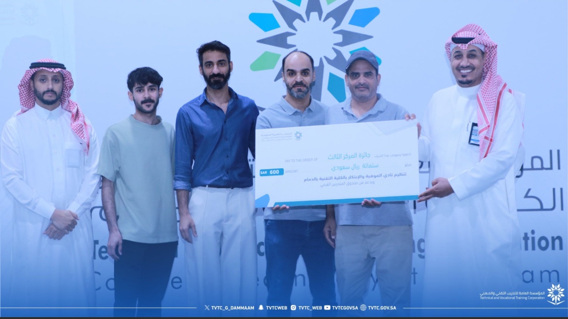 tvtc_g_dammam's tweet photo. بتنظيم من نادي الموهبة والابتكار أقامت الكلية التقنية بالدمام مسابقة لأفضل مشروع تخرج موجهة إلى جميع الأقسام التدريبية وذلك بهدف تحفيز المتدربين على الإبداع والتميز في مشاريعهم وقد قام سعادة عميد الكلية يرافقه وكيل شؤون المدربين المهندس وليد الصفيان بتكريم الفائزين في المسابقة كما تم تكريم المحكم المهندس عطية النخلي تقديرًا لمشاركته الفاعلة وجهوده المبذولة في تحكيم المشاريع 
 #التدريب_التقني 
#تقني_الشرقية