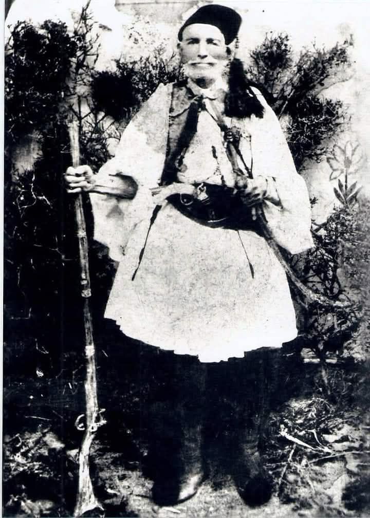 tarrott's tweet photo. Ηλίας  Πετώνης, ο τελευταίος των 117 ατρόμητων που κλείστηκαν στο Χάνι της  Γραβιάς στις 8 Μαΐου 1821 απέναντι στους 8.000 ντελήδες του Ομέρ Βρυώνη.
Φωτογραφία του, το 1890 και σε ηλικία 100 ετών.

Πέθανε πλήρης ημερών το 1896 σε ηλικία 106 ετών. https://t.co/X1axZbVens