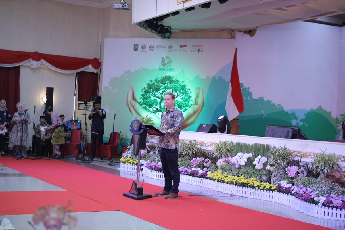 (2/3)
Leadership is key. The commitment of the Governor of Riau, H.E. Abdul Wahid, and national ministries set a model for other provinces—and countries—on how strong leadership can drive climate action. Through <a href="/unredd/">UN-REDD Programme</a>’s #RiauHijau, Riau is showing how global standards can