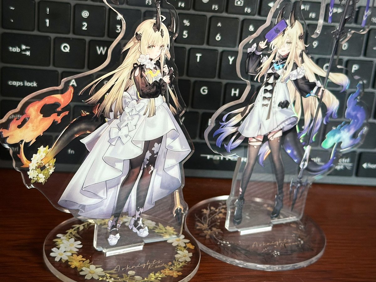 给CP准备的东西~立牌做了透明镭射烫色，部分光照下能看出来，展会后开通贩