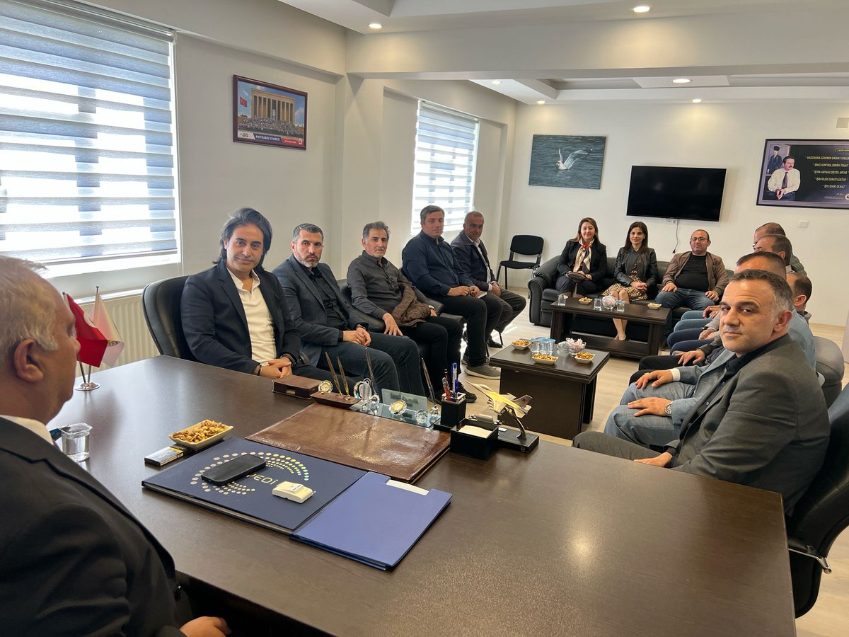 Ak Parti İlçe Başkanı Sn. Abidin ÇALIŞKAN, ve yönetimi ile Erciş İşletme Fakültesi Dekanı Prof. Dr. Mehmet Akif ARVAS ve okul yönetimi ile odamızda bir araya gelerek fakültemizin eksik bölümlerinin ilçemize kazandırılması ve güncel konular hakkında istişarelerde bulunduk .