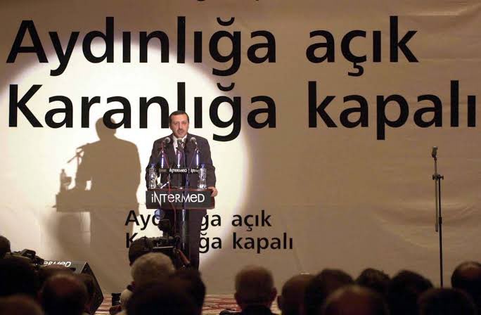 💡Ekranları kararttınız,
💡Meydanları kararttınız,
💡Sosyal medyayı kararttınız.
👉Hani yola çıkarken;
“Aydınlığa açık, karanlığa kapalı” diyordunuz…