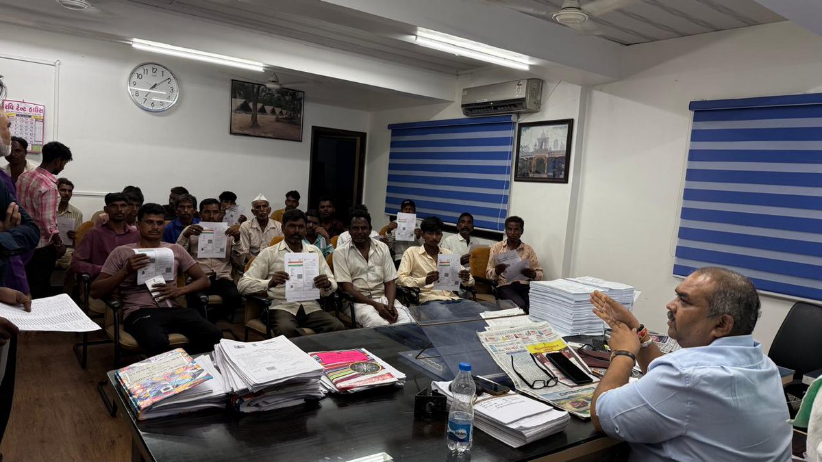 લીમખેડા તાલુકાના ચિલકોટા ખાતે વાવાઝોડા બાદ લાગેલ આગ કારણે પરિવારના અગત્યના દસ્તાવેજો નુકસાન થયેલ હતુ, મામલતદાર કચેરી લીમખેડા દ્વારા નવીન રેશનકાર્ડ અને આધારકાર્ડ તાત્કાલિક ધોરણે કાઢી આપી વિતરણ કરવામાં આવ્યા. <a href="/CMOGuj/">CMO Gujarat</a> <a href="/revenuegujarat/">Revenue Dep. Gujarat</a> <a href="/JayantiRavi/">Jayanti Ravi</a>