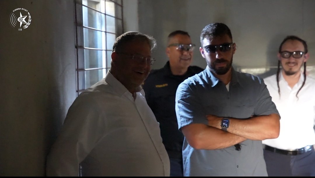 לא חושב שהיה כזה ליקוק של דוברות המשטרה בשירות בן גביר EVER.
מפיצים הבוקר סרטון של דקה ש*כולו* חנופה לבן גביר מביקור ביחידת המסתערבים + תמונות + ציטוטים. אפילו לק קטן לחנמאל יש שם.
אז סחתיין על דובר מג"ב שעבד כ"כ קשה. טוב לדעת שמשאבי המשטרה מושקעים לקמפיין של עוצמה יהודית
