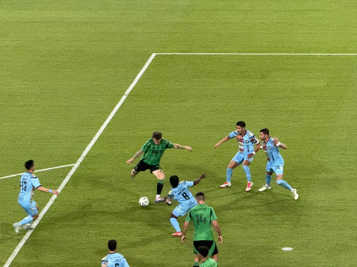 VerdeBlack's tweet photo. If we think we have it bad, remember….

A month ago, Robert Taylor was playing with Lionel Messi… 

Tonight his team is losing to a USL team! https://t.co/cEJsY9X5Is