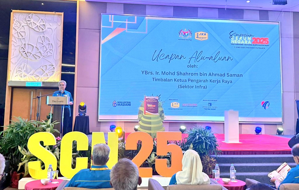 TKPKR_Infra's tweet photo. Mewakili KPKR menyampaikan ucapan Kata Aluan Majlis Perasmian Simposium Cerun Negara 2025 yang berlangsung di Hotel Everly, Putrajaya.
#IamJKR
#JKRsynergy
#Cerun 
#SCN25 https://t.co/N2ukg1M3Eg