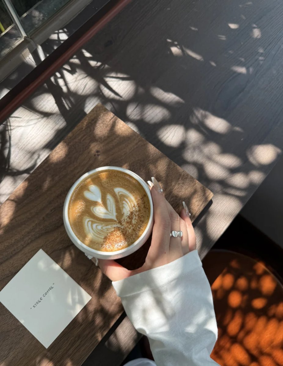 朝の光を抱きしめ、コーヒーと共に生活の素晴らしさを迎えよう。
