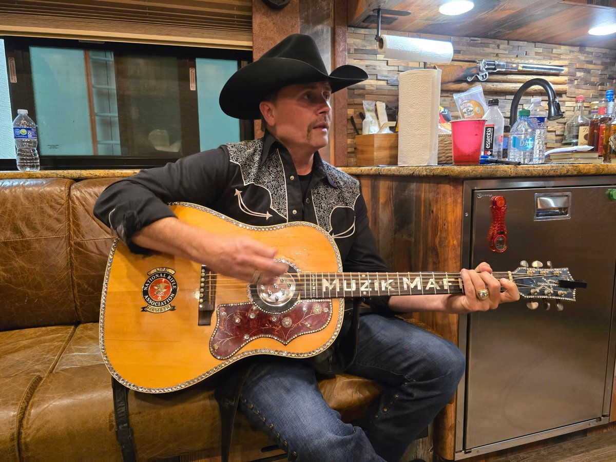 johnrich's tweet photo. Warming up on the bus in Charlotte…Have a great night🇺🇸 https://t.co/t00fz5FMhS