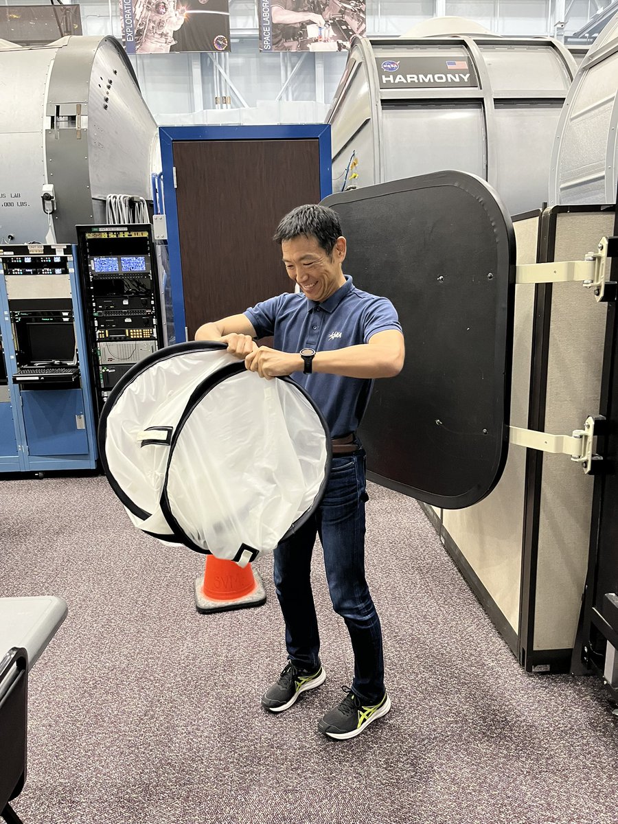 最近、緊急事態対応の訓練も始まったのですが、想定される緊急事態の一つが急減圧です。ある程度時間に余裕があれば空気漏をおこしているモジュールを探します。その際はハッチ一つ一つにシートのようなものをあててどちら側に膨らむかで漏れがハッチのどちら側にあるか判断していきます。このシートを