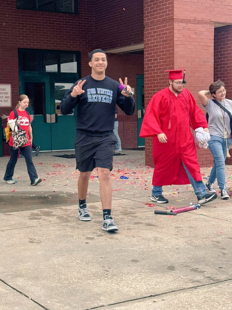 To all the players that get passed over in high school going to college due to your lack of coach support (i.e. coaches talk about you behind your back, dont send your film, change your position, pull you out during YOUR plays) stay positive and keep working. Theres hope! #GoJUCO