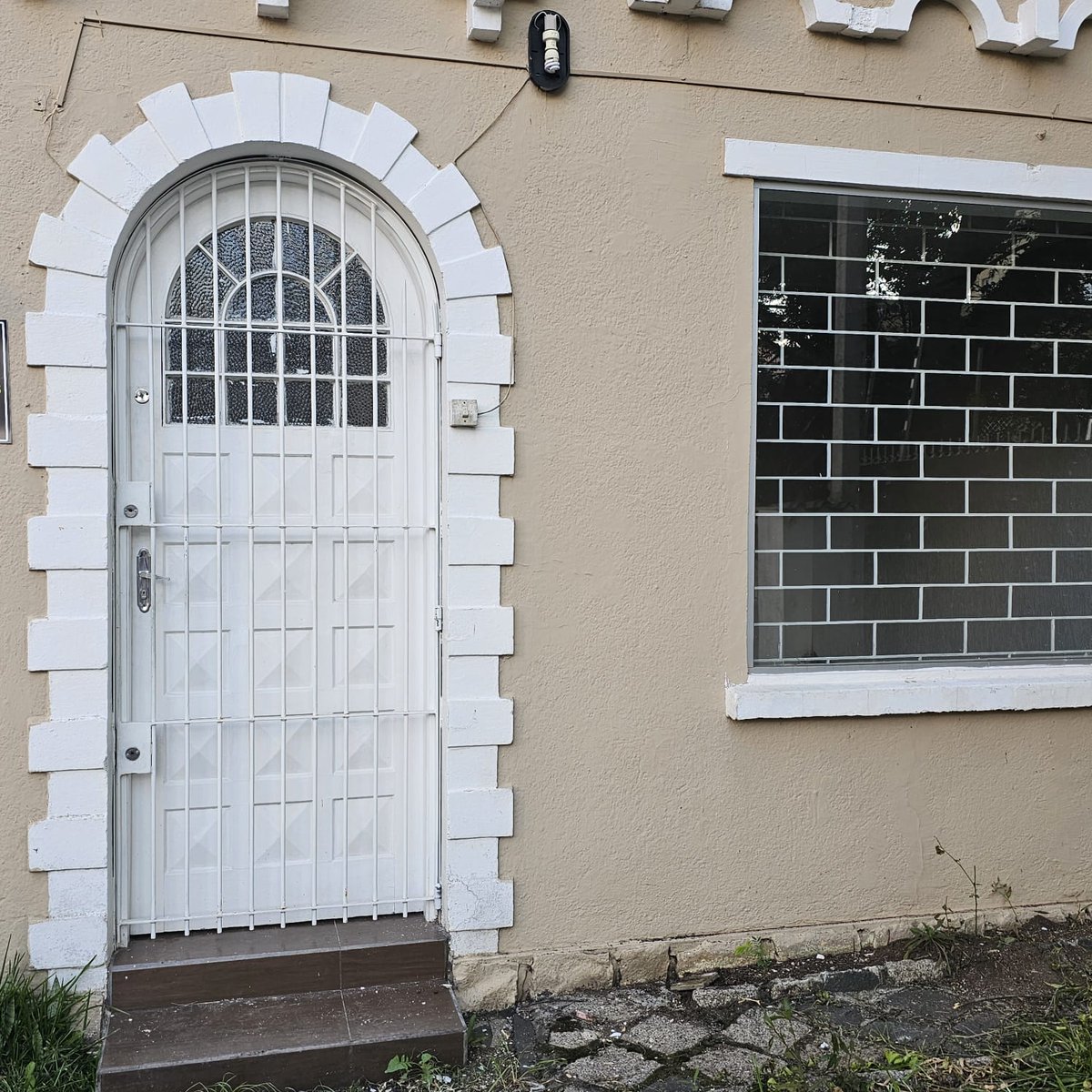#AdoorableThursday 
#DailyDoor #doors #NoContextDoors #streetphotography #streetphoto #UrbanExploration 

Mercês, Curitiba PR, Brasil.
