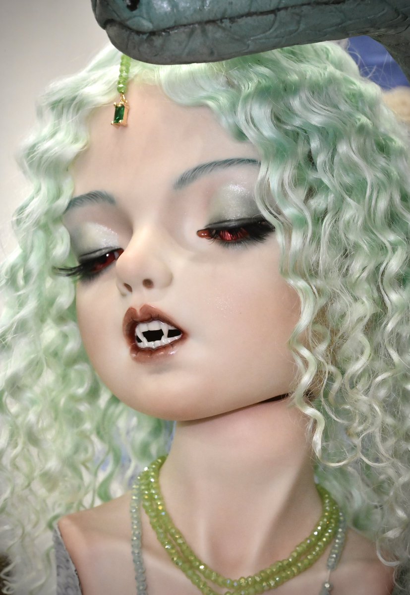 「丸美鈴教室展」三日目

Medusa🐍

彼女の瞳を見つめれば、誰もが石像になってしまう——だからこそ、彼女は半ば眠ったような状態にある。
それでも、彼女のルビーのような瞳は、決して隠しきれない。