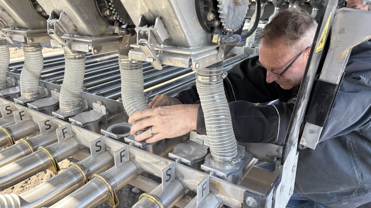 SeedMasterMfg's tweet image. Clean. Simple. Fast. Efficient. Accurate. Precise. Words to describe the new electric metering, tank air balancing, CleanFlo meter purge, and stainless steel distribution on the new 2025 #SeedMaster E860 cart. #DrivenByPrecision