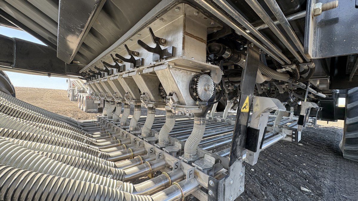 SeedMasterMfg's tweet image. Clean. Simple. Fast. Efficient. Accurate. Precise. Words to describe the new electric metering, tank air balancing, CleanFlo meter purge, and stainless steel distribution on the new 2025 #SeedMaster E860 cart. #DrivenByPrecision