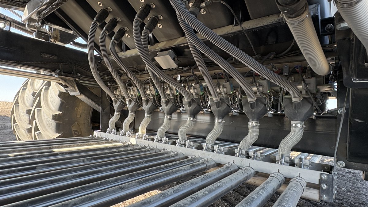 SeedMasterMfg's tweet image. Clean. Simple. Fast. Efficient. Accurate. Precise. Words to describe the new electric metering, tank air balancing, CleanFlo meter purge, and stainless steel distribution on the new 2025 #SeedMaster E860 cart. #DrivenByPrecision