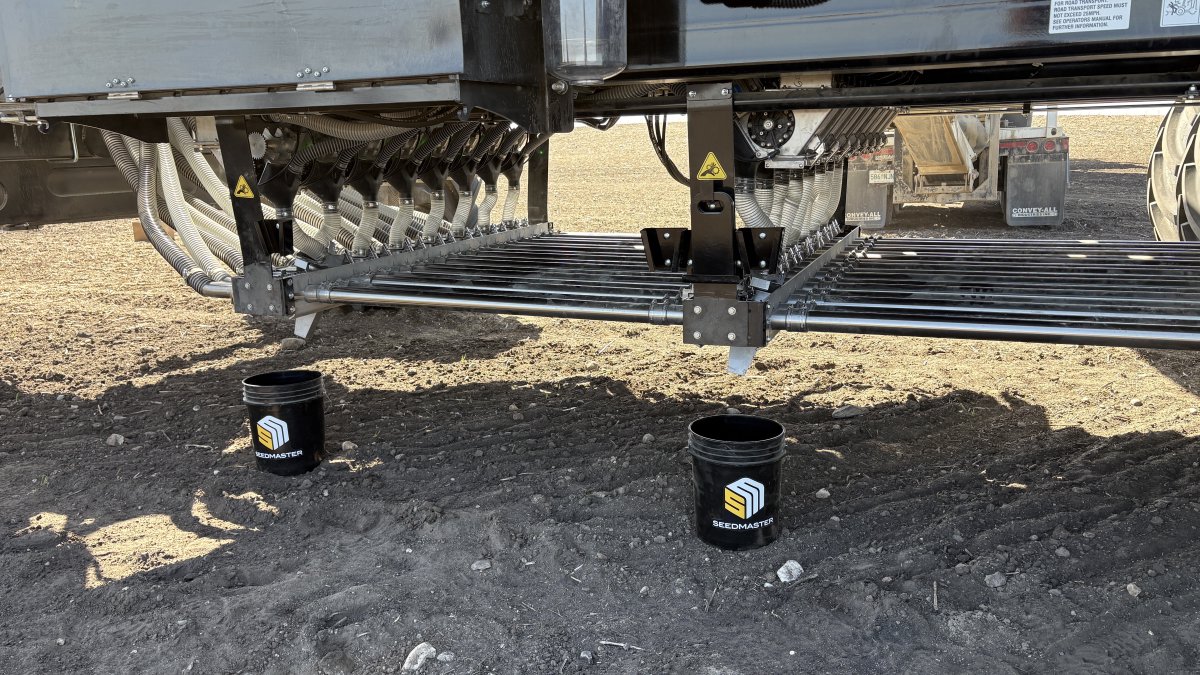 SeedMasterMfg's tweet image. Clean. Simple. Fast. Efficient. Accurate. Precise. Words to describe the new electric metering, tank air balancing, CleanFlo meter purge, and stainless steel distribution on the new 2025 #SeedMaster E860 cart. #DrivenByPrecision
