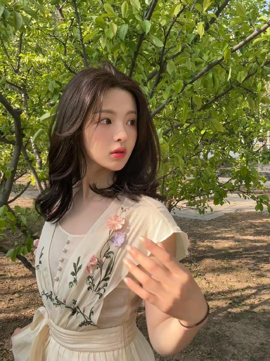 The sun was doing her thing, my dress was flowing like I’m in a romance movie, and I swear the wind was hyping me up. I just felt super cute and carefree—like, main character energy unlocked. Honestly, days like this make me wanna stay outside forever and just vibe with nature 🌿