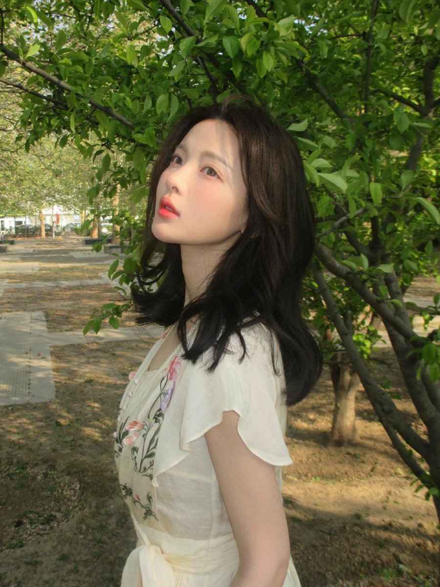 i was just out here tryna get a lil sun and take some cute pics… 🍃 but tell me why it turned into a whole magical moment?? the lighting was giving fairycore, the trees were vibin’, and i’m 99% sure a squirrel winked at me.