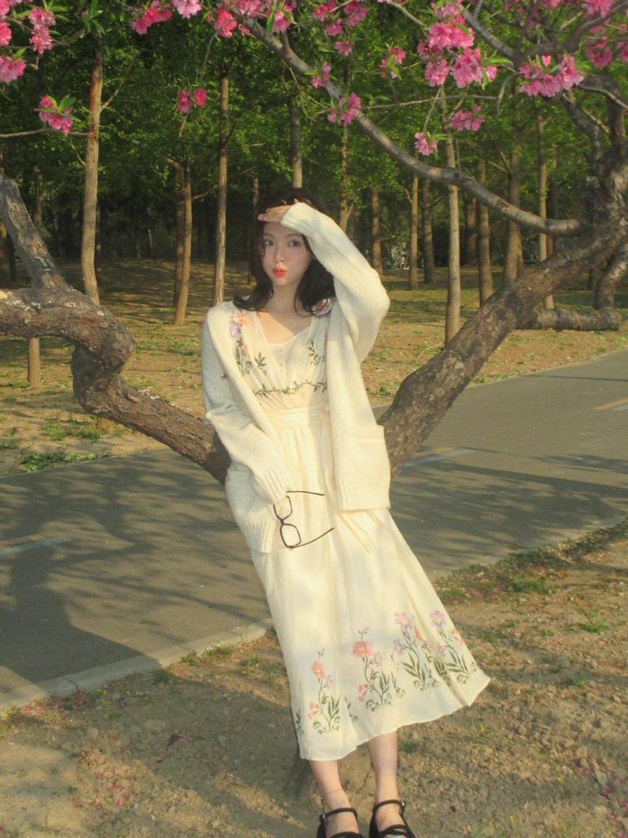 hello?? cherry blossoms?? golden hour?? soft breeze?? it was giving cinematic. i didn’t even plan the outfit to match the flowers, but the universe clearly had a vision and i simply said “yes, queen.” 10/10 would pose dramatically under this tree again 🌷🌸