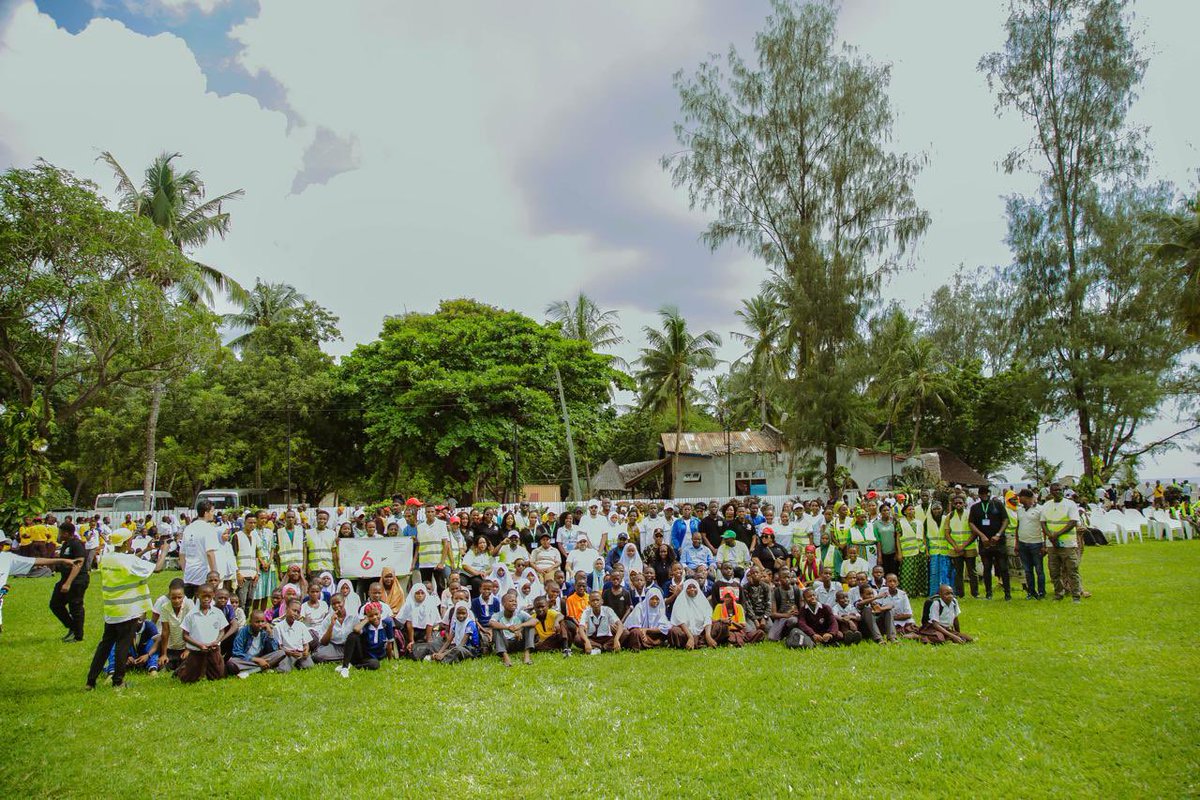 KsaembassyTZA's tweet photo. 1️⃣ #Tanzania 🇹🇿; Ikiwa ni sehemu ya dhamira yake ya kuunga mkono #mipango_ya_mazingira na kuimarisha uelewa wa jamii juu ya umuhimu wa uhifadhi wa mazingira, Ubalozi wa 🇸🇦 jijini #Dar_es_Salaam ulidhamini kampeni ya usafi wa mazingira #Mbezi Beach, kwa kushirikiana na Mtandao wa https://t.co/k6UOyneZnm