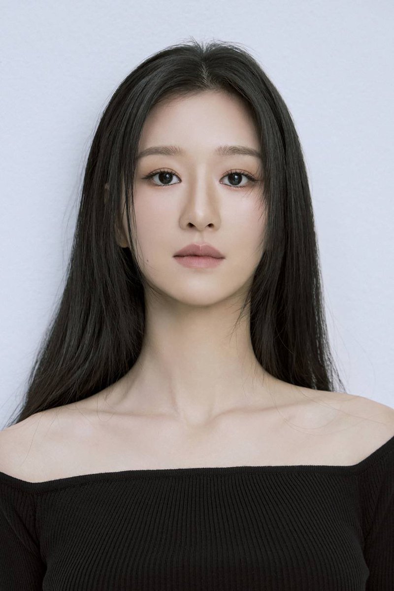SEOYEAJIWORLD's tweet photo. 20250508 - [Exclusive] Seo Yea Ji, lead role in drama 'Forest of Humans'… Return after 3 years

Actress Seo Yea Ji is set to star in the new drama Forest of Humans.

According to a report by SPOTV News on the 8th, Seo Yea Ji is currently in talks to take on the lead role in the upcoming drama Forest of Humans.

Forest of Humans is based on a popular horror webtoon that gained a cult following and received high ratings during its run, despite being rated for mature audiences.

This marks Seo Yea Ji’s first new acting project in about three years since Eve in 2022. After signing an exclusive contract with Sublime in June last year, she has been gearing up to resume her career, including a recent appearance on SNL Korea.

There is growing interest in what kind of charm Seo Yea Ji will showcase in this long-awaited return to acting.

Meanwhile, Forest of Humans is currently in talks for release on an OTT platform.

Source: https://t.co/ZjHcmEttDC

#SeoYeaJi #서예지 #ซอเยจี #徐睿知 #ソイェジ