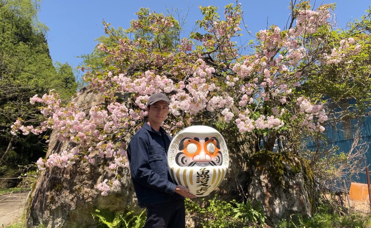 遅咲きの桜が咲いてくれました🌸

会社の入り口に一本、遅咲きの桜があるのですが今日ようやく満開となりました。
他の桜が早く咲いて散ってゆく中で、この桜だけは遅咲きで満開が長く続く。
とても縁起が良いのですごく気に入っています。
我が社の会社ダルマくんとツーショット。