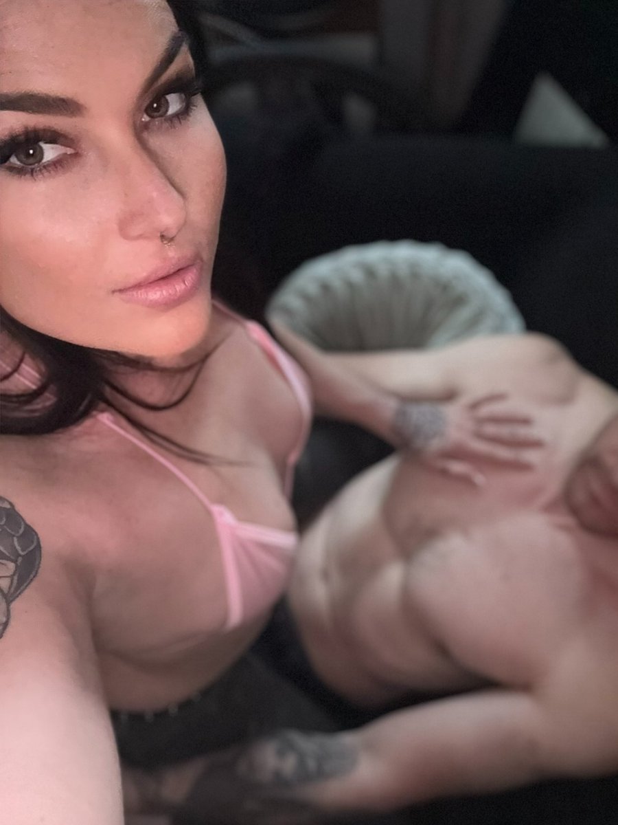 AlphaApolloSF's tweet photo. With the girl of your dreams while losers sniff my socks, pay for everything and I get to be endlessly pleased https://t.co/ihHH5DnXQW
