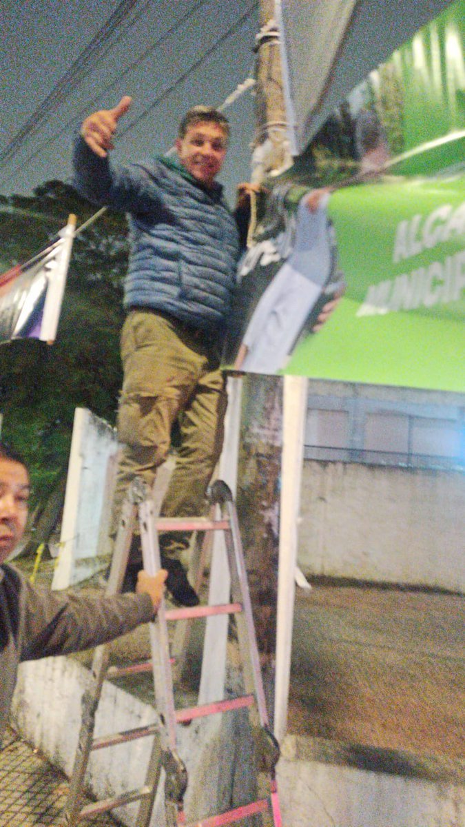 La tardecita es el mejor momento para poner carteles y si hay que subirse a la escalera para que nos vean, me quedo acá arriba hasta el domingo. Que todo el Municipio C sepa que la lista que hay que votar es la 11C, para que Rafa Varela -o sea, yo -sea su próximo alcalde.
#RafaVa