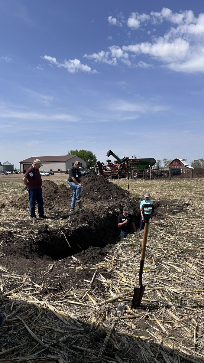 Great day in the Sioux Falls area touring #SouthDakota farms with <a href="/ctic_tweet/">CTIC</a>. Here, a rich #Mollisol with a thick, dark-colored #topsoil and carbonate deposits is showcased by the <a href="/SDSHCoalition/">SDSHCoalition</a>. 🇺🇸🌽