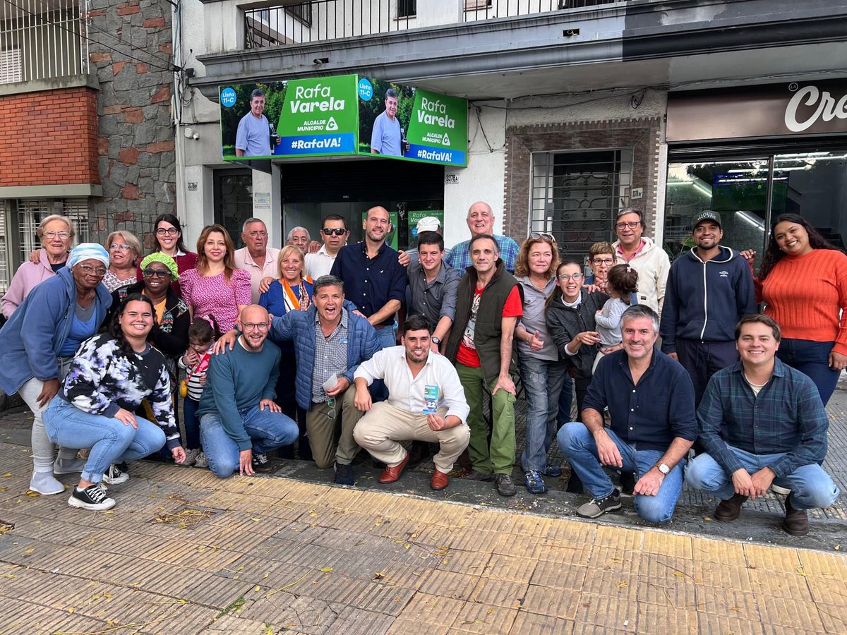 rfae22's tweet photo. Acá está parte de este equipo loco y hermoso con el que estamos recorriendo cada rincón del Municipio C, casa por casa, vereda por vereda, para que ese loco hermoso que es Martín Lema sea el próximo intendente.

Porque para cambiar, hay que cambiar.
#RafaVa #11C #AlcaldeDelC https://t.co/PX2ccHrZ8Z
