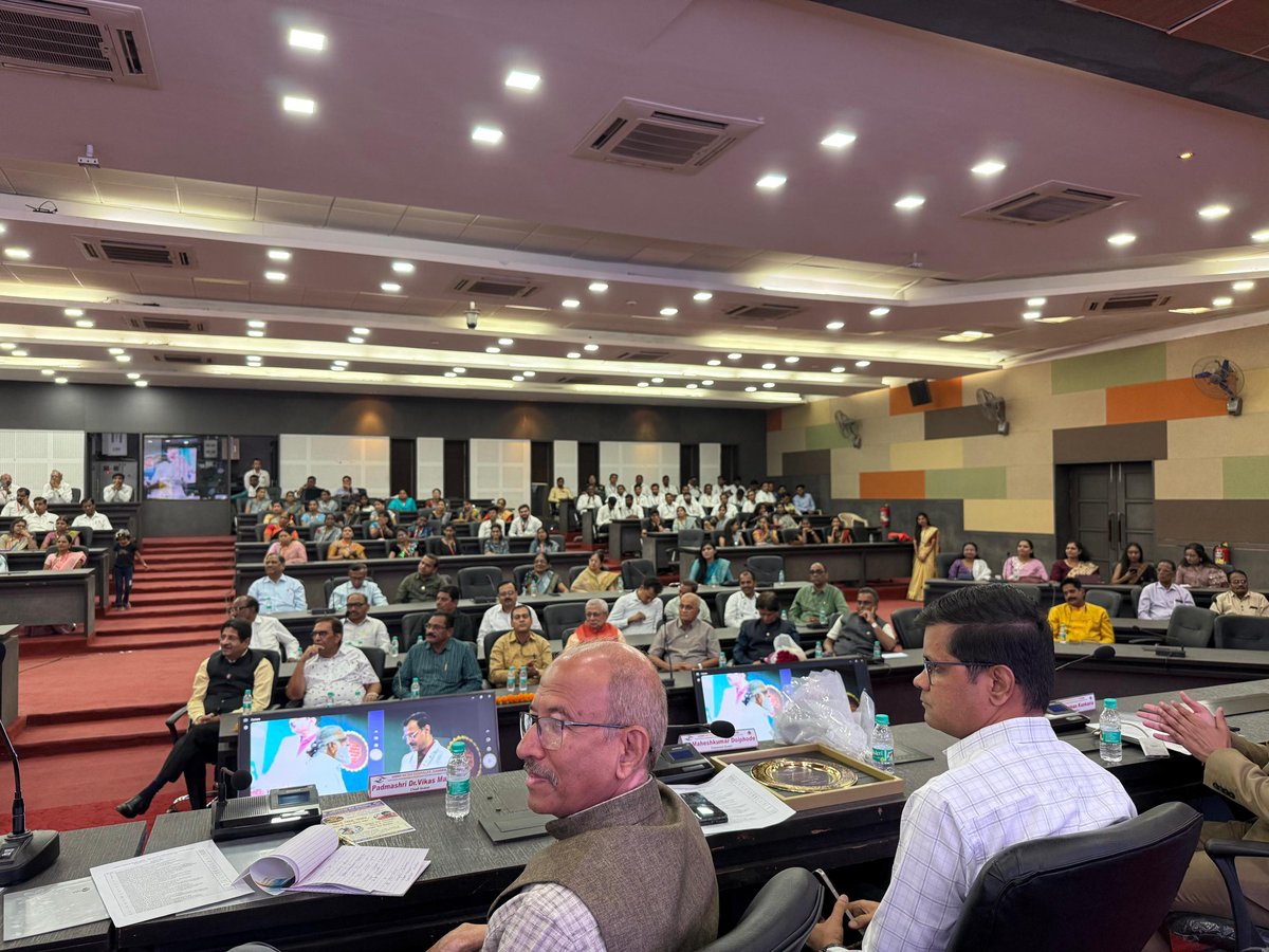 काल नांदेड येथे लायन्स आय हॉस्पिटल, नांदेड यांच्या स्थापना दिनाच्या कार्यक्रमास उपस्थित होतो. लायन्स आय हॉस्पिटलने आपल्या 12 वर्षांच्या सेवाकाळात एक लाखांहून अधिक मोतीबिंदू शस्त्रक्रिया यशस्वीपणे पार पाडल्या असून, समाजसेवेच्या या धर्मादाय मोहिमेत त्यांचे योगदान अतुलनीय आहे.या