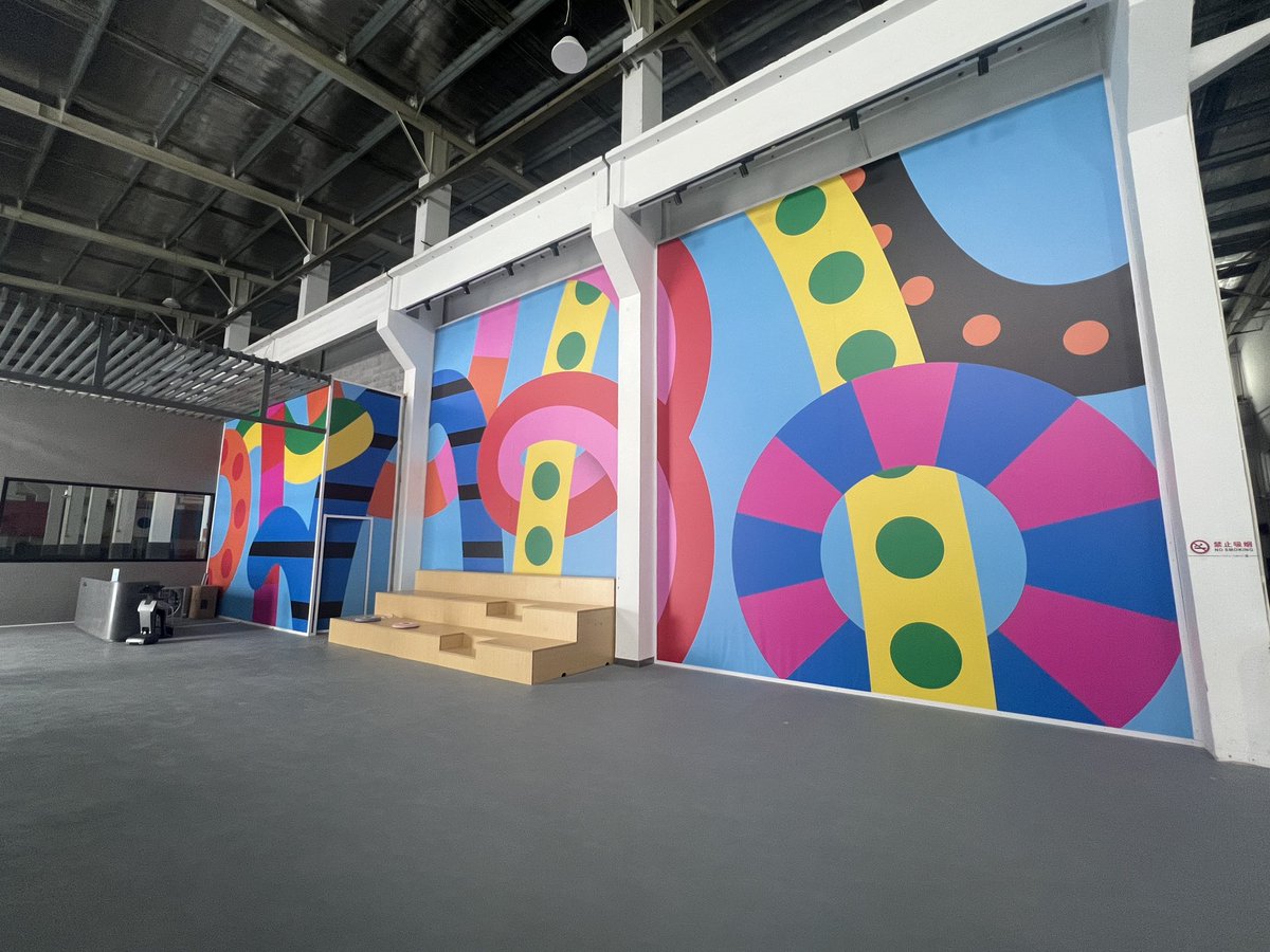 oiconion99's tweet image. Appreciation of Craig&amp;amp;Karl’s installation art by our entrance. Together with our ChatGpt trained customer service robots TĒMI providing guidance &amp;amp; service to our clients. My concept of art-tech sports complex, SpArtertainment @DourDarcelsNFT a whole new experience for the new…