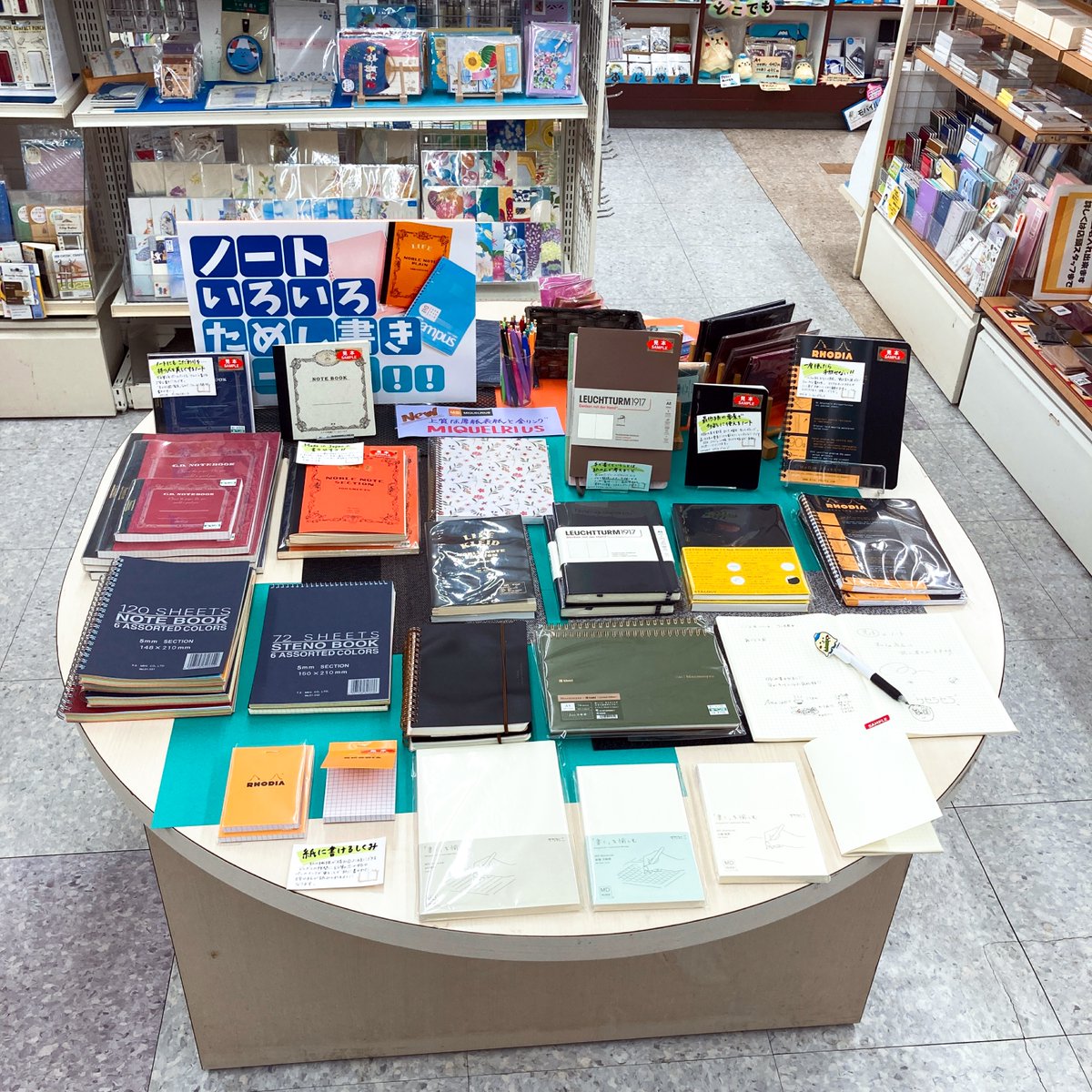 kinpendo's tweet photo. ども
『ノート試し書き』のご紹介
ペン先から伝わる紙の質感で人気の『MDノート』にあった一文が素敵でした♪
『字がキレイになった気がする！！』とのこと♪
今日のこんだてもあり、ほんわか和んだ試し書きでした♪
最高です♪
皆さんもどうぞ
#MDノート #ミドリ #試し書き
#金ペン堂 #裾野市 #文��具 https://t.co/Tc4ZFeOTeI