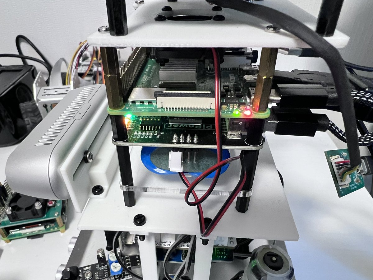 murasametech's tweet image. Raspberry Pi 4をバッテリーで動かせると、モバイル用途や省電力なIoT開発にピッタリです。

屋外でのセンサーデータ収集や、電源の取りづらい場所での検証環境にも活用可能。

持ち運べるLinuxマシンとして、学習にも最適ですね！🔋✨
#RaspberryPi #IoT開発 #Python学習 #モバイル開発