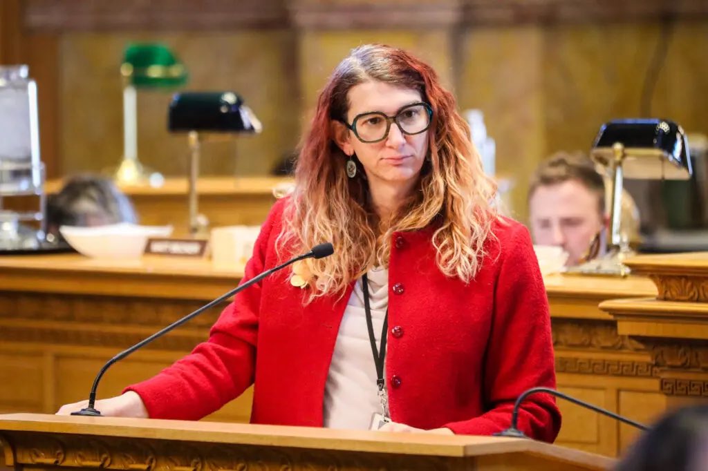 TheCalvinCooli1's tweet photo. 🚨New: The Colorado State House has passed a bill that will make it illegal for parents to deadname or misgender their child. The legislation has provisions that allow the state to remove a child from the home in such cases

This bill heads to Governor Polis to sign or veto https://t.co/6T0bK3iX5e